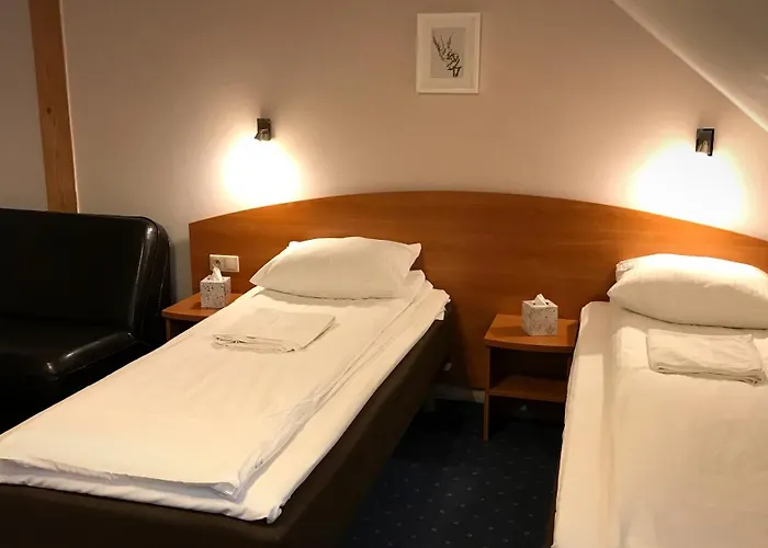 诺克莱吉爱德旅馆 *